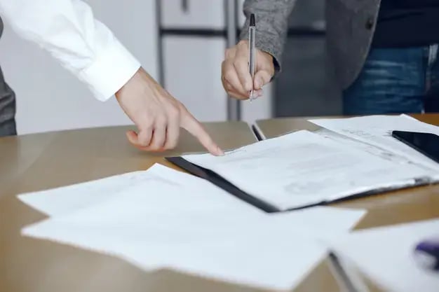 kunskapsbanken_business-men-sitting-lawyers-s-desk-people-signing-important-documents_1157-40455.jpg