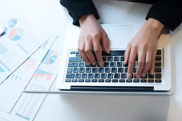 kunskapsbanken_business-working-office-concept-typing-hands_1421-2316.jpg